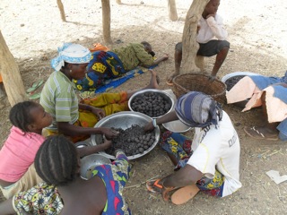 Frauen bereiten Soumbala zu