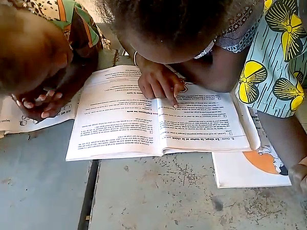 SchülerInnen mit Büchern