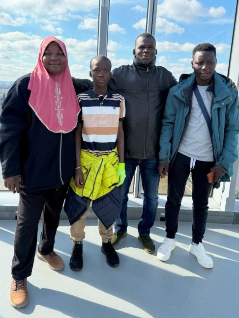 Vier Burkinabè aus Laongo posieren für Gruppenfoto